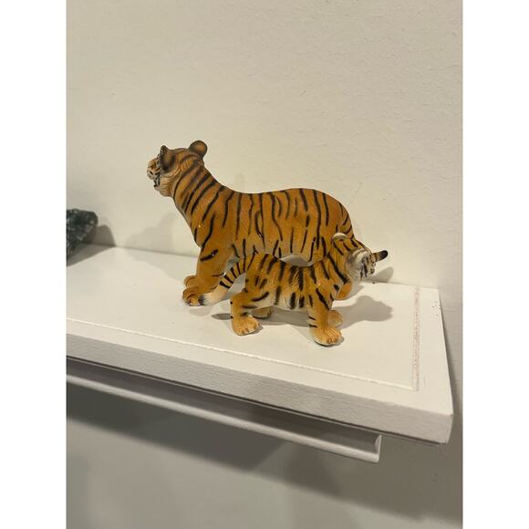 Schleich 2003 adult Tiger and cub RETIRED - Picture 3 of 5